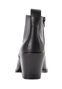 Botine negre din piele, cu toc jos și stivuit, panou lateral canelat și închidere cu fermoar. Textură netedă cu accente minime.