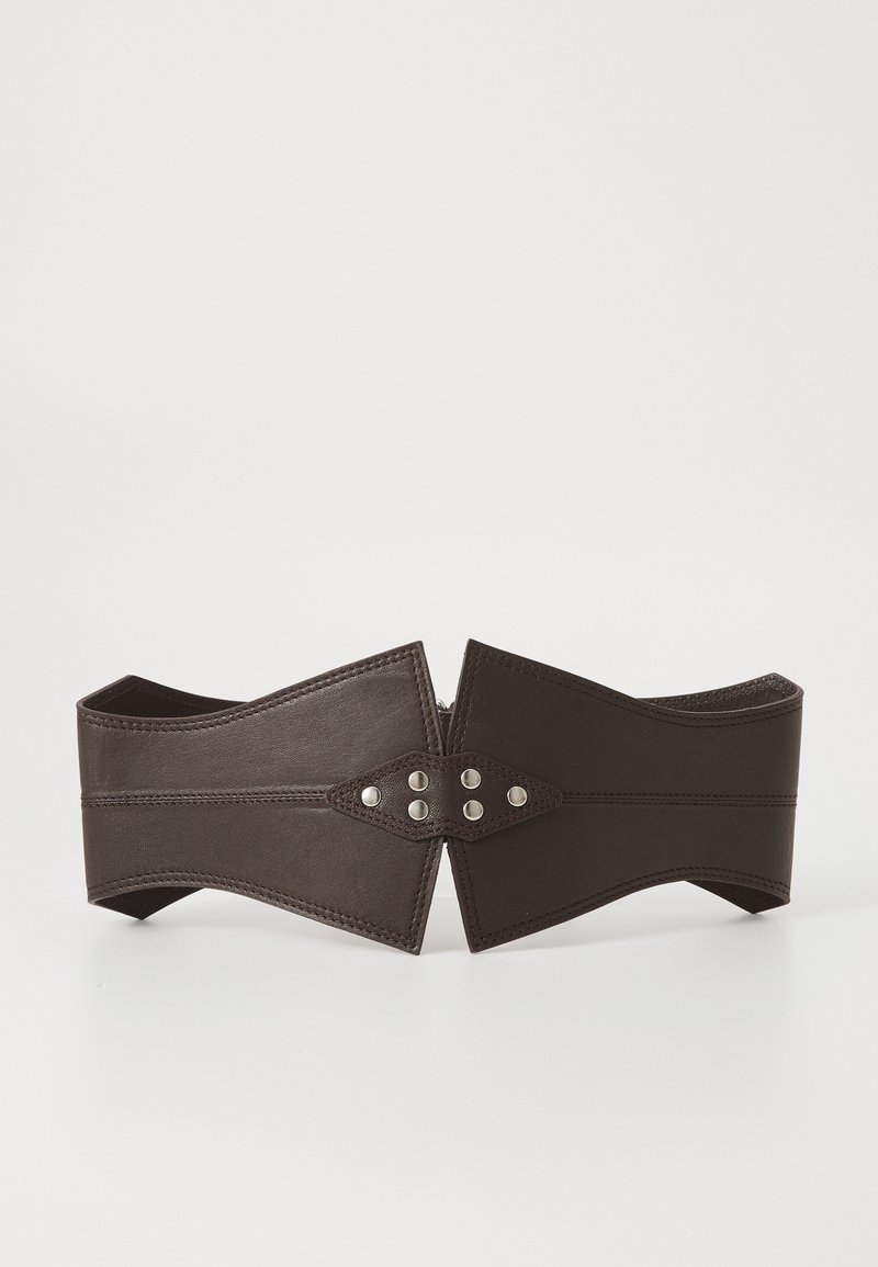 Cinturón de cuero marrón con un diseño en zigzag único, que presenta tachuelas de metal y costuras en contraste. Textura suave y silueta estructurada.