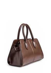 Borsa a mano in pelle marrone con texture liscia, design strutturato, doppi manici e un piccolo dettaglio laterale con accessori in metallo dorato.