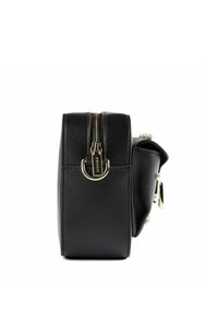 Borsa a mano in pelle nera con cerniera dorata, forma rettangolare e dettagli decorativi perlacei sul lato. Chiusura con cerniera superiore.