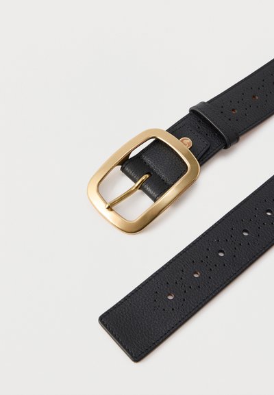 Μαύρη υφαντή δερμάτινη ζώνη με μεγάλη ορθογώνια χρυσή αγκράφα και πολλαπλές τρυπητές οπές ρύθμισης σε λευκό φόντο.