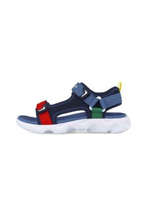 Sandalia de malla azul marino con tiras rojas, azul claro y verdes, suela blanca acolchada y hardware ajustable para un ajuste seguro.