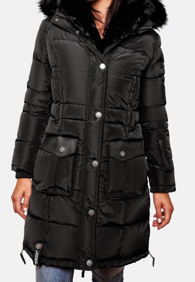 Černý péřový kabát s kapucí lemovanou kožešinou, zapínáním na patentky, velkými předními kapsami a žebrovanými manžetami. Má prošívaný design a nastavitelný lem.