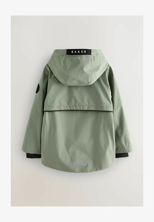 Zelená voděodolná bunda s kapucí. Mezi prvky patří černé logo "BAKER" na límci a černý akcent na rukávu a lemu.