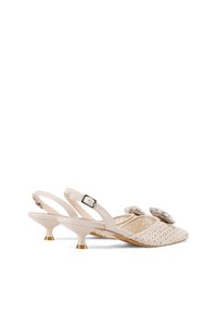 Scarpe slingback beige con un motivo testurizzato, gemme decorative sul davanti e un piccolo tacco svasato con accenti dorati.