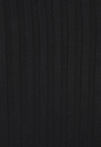 Tissu noir en rib et présentant des rayures verticales, avec une surface texturée, un matériau doux et un motif régulier tout au long.