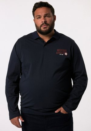 Marineblå langærmet polo med krave, prydet med et rødt broderet "MOUNTAIN ADVENTURE" logo på brystet. Blødt, glat stof.