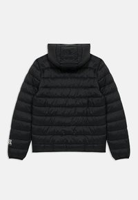 Μαύρο μπουφάν puffer με κουκούλα, με διακοσμητικές ραφές, ελαστικά μανίκια και λευκό λογότυπο στο αριστερό μανίκι. Λείο, ελαφρύ υλικό.