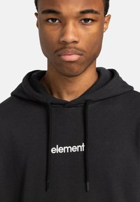 Schwarzer Kapuzenpullover mit verstellbaren Kordeln und einem weißen "Element"-Logo auf der Brust. Weicher Stoff und lässige Passform.