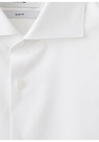 Biała koszula o dopasowanym kroju, z klasycznym kołnierzykiem, pojedynczym panelem z guzikami i gładką fakturą. Materiał wydaje się lekki i oddychający.