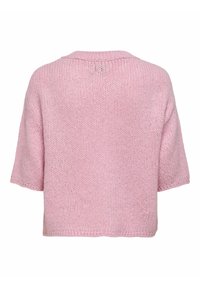 Roze gebreide trui met korte mouwen, gestructureerde stof, ronde hals en een losse pasvorm. Geen zichtbare hardware of patronen.