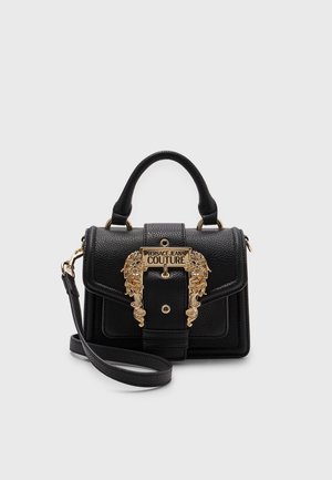 Bolso de mano negro de cuero texturizado con asa superior, correa desmontable y hebilla decorativa dorada con el logotipo de Versace Jeans Couture.