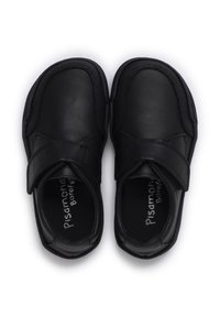 Zwarteleren schoenen met een afgeronde vorm, voorzien van een klittenbandsluiting en een gladde textuur. Het interieur heeft een gevoerde voering voor comfort.