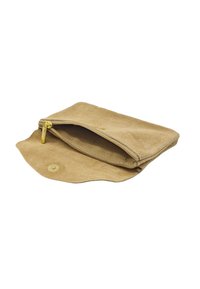 Pochette en suède beige avec une fermeture à glissière, texture douce, bords arrondis et un accent en matériel doré circulaire sur le devant.