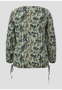 Langärmlige Bluse aus weichem Stoff mit einem abstrakten Muster in Grün, Schwarz und Braun. Kordeln am Saum für eine verstellbare Passform.