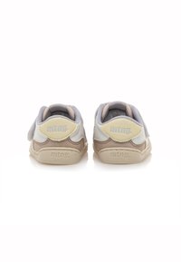 Sneakers grigi e beige con un tessuto testurizzato, dotati di una fascetta in velcro e del marchio "mtng." su un accento imbottito sul tallone.