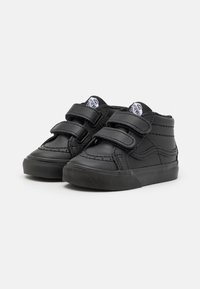 Svarte høyde sneakers i lær med to justerbare borrelåsstropper, teksturert detaljering og gummisåle. Designet for komfort og holdbarhet.
