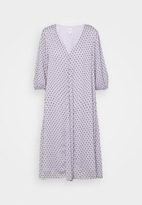 Vestido lavanda com decote em V, mangas três quartos e um corte solto. Apresenta um padrão de bolinhas pretas em todo o tecido.