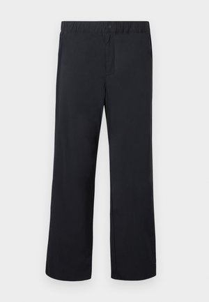 Μαύρο παντελόνι με ίσια γραμμή, ελαστική μέση και ένα κουμπί πάνω από το φερμουάρ, απλωμένο επίπεδα σε λευκό φόντο.