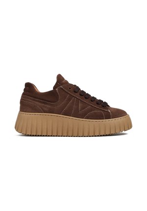Brązowe zamszowe sneakersy z teksturowaną, masywną beżową podeszwą. Posiada ciemne sznurowadła oraz białe detale w strefie cholewki.