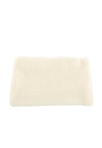 Almohada rectangular de color crema suave con una textura aterciopelada, con bordes redondeados y una superficie lisa. Sin patrones visibles ni herrajes.