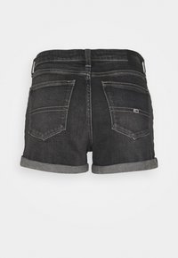 Mustat farkkushortsit, joissa on käännetty helma, kaksi takataskua ja ommeltuja yksityiskohtia. Vyötäröltä löytyy brändilogo takana.