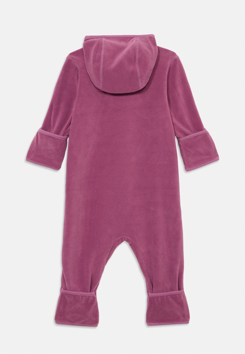 Roze velours baby jumpsuit met een capuchon, afgeknipte mouwen en enkelkleppen. Zachte textuur, eenvoudig ontwerp en een naadloze achterkant.