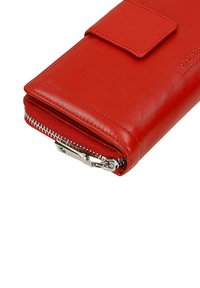 Rote Lederbörse mit glatter Oberfläche, Reißverschluss und Klappe mit Druckknopf. Verfügt über ein schlankes, rechteckiges Design und dezente Markenkennzeichnung.