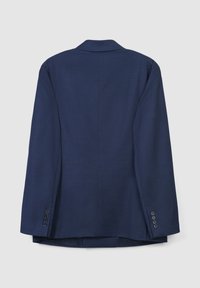 Blazer navy con finitura texturata, revers a punta e maniche con quattro bottoni. La parte posteriore presenta un taglio dritto e una coda leggermente più lunga.