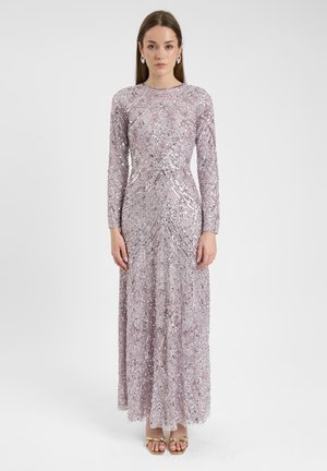 Abito da sera lungo lavanda con maniche lunghe, impreziosito da paillettes in motivi geometrici, con una silhouette aderente e una gonna fluida.