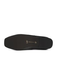 Semelle de chaussure noire avec bout carré, zone de grip texturée et marquages de taille dorés "L37" et "37" centrés en bas.