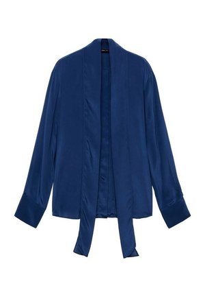 Satin kimono jakna u mornarsko plavoj boji s dugim rukavima, otvorenim prednjim dijelom i vezanjem. Glatka tekstura i minimalni dizajn bez ukrasa.