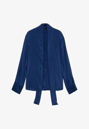 Jachetă kimono din satin de culoare bleumarin, cu mâneci lungi, deschisă în față și cu închidere prin legare. Textură netedă și design minimalist, fără ornamente.