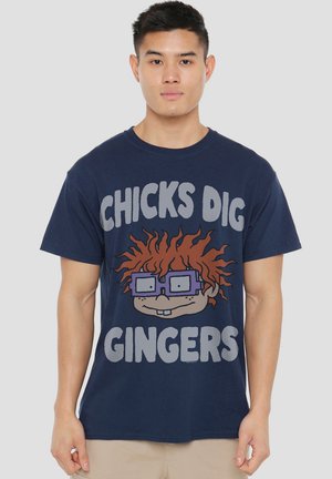 Dunkelblauses Baumwoll-T-Shirt mit einem Cartoon-Charakter mit orangenen Haaren und Brille sowie dem Text "MÄDCHEN STEHEN AUF ROTEN" in Grau.