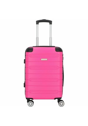 Valise rigide rose avec surface texturée, accents noirs, poignée télescopique et quatre roues pour la mobilité. Comprend une étiquette de marque.