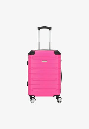 Roze hard-shell koffer met gestructureerd oppervlak, zwarte accenten, telescopische handgreep en vier wielen voor mobiliteit. Bevat een gemarkeerd label.
