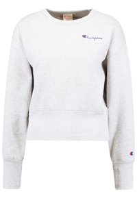 Sweatshirt court en coton gris avec texture côtelée, col rond et logo "Champion" brodé en bleu sur la poitrine et la manche.