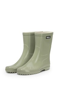 Bottes de pluie en caoutchouc vertes avec une finition brillante, des côtés droits, un bout arrondi et une semelle texturée. Présente un logo noir sur le devant.