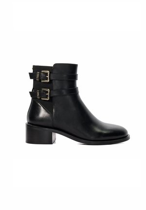 Zwarte leren enkelboots met twee decoratieve gespen, een ronde neus en een blockhak. Soepele textuur met een matte afwerking.