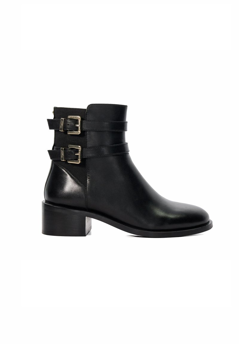 Bottine en cuir noir avec deux boucles décoratives, un bout rond et un talon bloc. Texture lisse avec une finition mate.