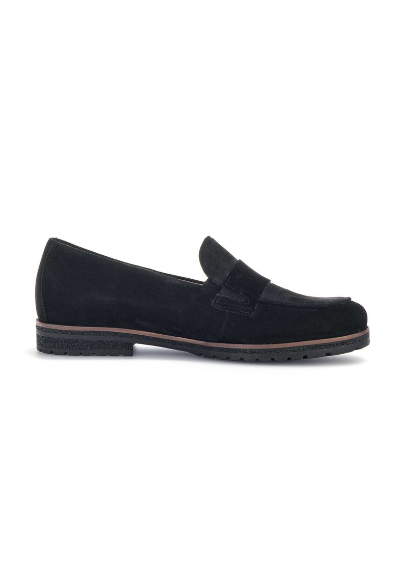 Mocasines de ante negro con punta redondeada y una correa decorativa. Suela de goma texturizada que ofrece agarre; mínimo detalle de costura en la parte superior.