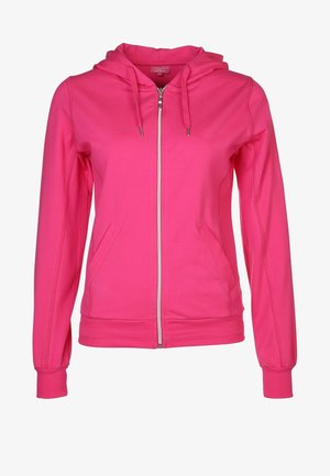 Różowa bluza z kapturem na suwak, różowy top na ramiączkach, czarne legginsy do łydki oraz czarne buty sportowe. Gładka tkanina, dopasowany krój, ozdobione sznurkami.