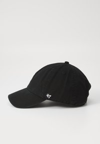 Fekete pamut baseballsapka ívelt karimával, elől fehér hímzett logóval és a tetején gombbal.