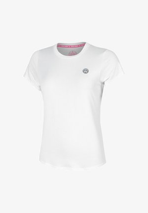 Camiseta deportiva para mujer de manga corta y cuello redondo en color blanco, con un pequeño logo circular negro en el pecho izquierdo delantero y ribete interior del cuello en color rosa.
