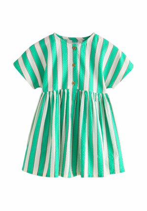 Robe rayée verte et blanche en tissu texturé, à manches courtes, fermeture à boutons au niveau de la poitrine, et jupe évasée froncée.