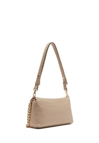 Borsa a tracolla beige in pelle con texture liscia, forma rettangolare, tracolla regolabile e dettagli a catena in tono oro.