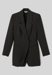 Blazer noir en tissu lisse, avec un col cranté, deux boutons à l'avant et deux poches latérales avec des détails de couture subtils.