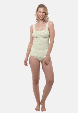 Camisola in pizzo verde chiaro con spalline larghe e slip abbinati. Il pizzo presenta un motivo floreale, con un design attillato e una consistenza morbida.