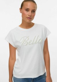 Baltā īsām piedurknēm T-kreklā ar "Bella" dizainu, kas rotāts ar pērļu dekoriem. Mīksts kokvilnas audums ar brīvu izmēru.