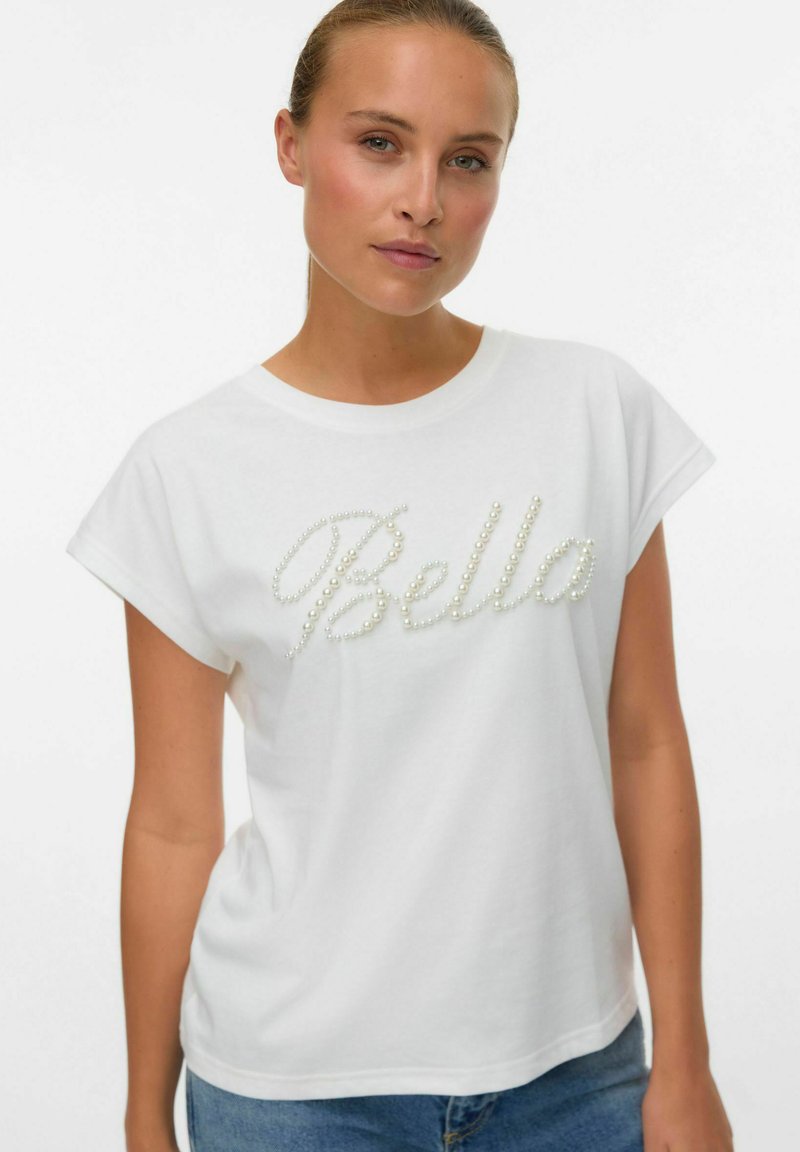 Camiseta blanca de manga corta con un diseño de "Bella" en adornos de perlas. Tejido de algodón suave con un corte relajado.